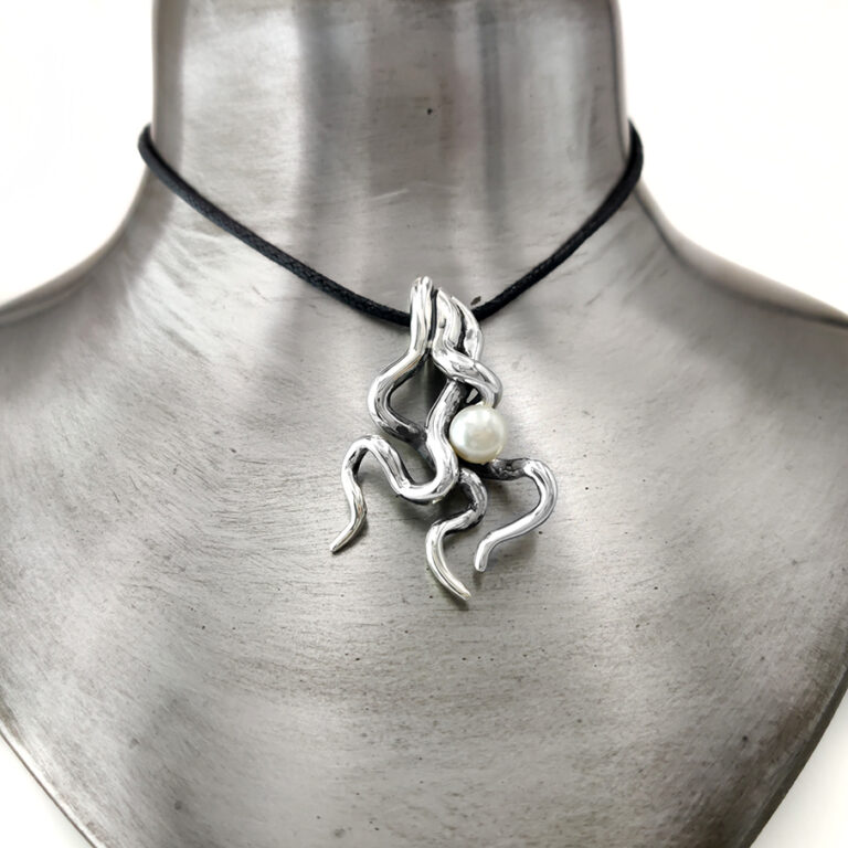 CIONDOLO MEDUSA CON PERLA